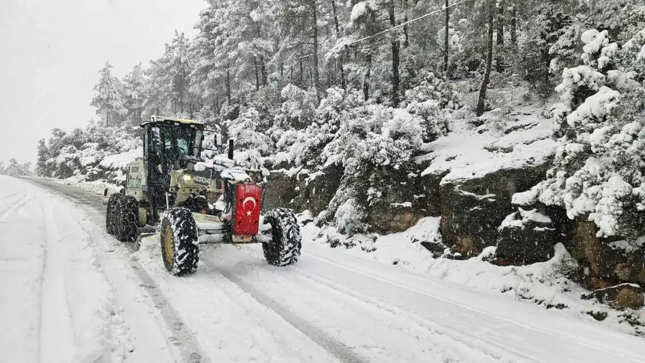 Adana’da Kar Seferberliği: Mahsur Kalanlar Çay İkramıyla Isındı! 5